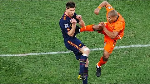 凯恩双响，拜仁1-2逆转法兰克福，锁定欧冠资格